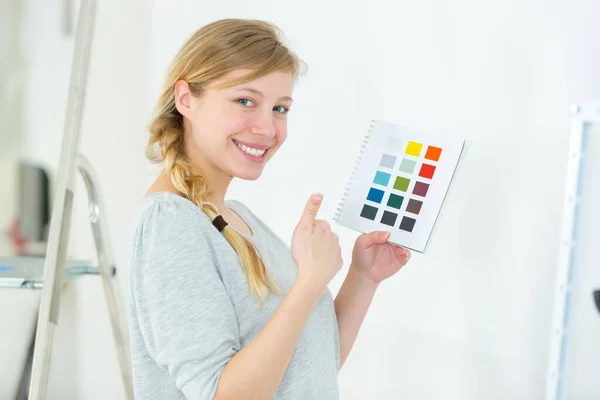 Woman Selecting Home Interior Paint Color Swatch Catalog — Stock Photo, Image