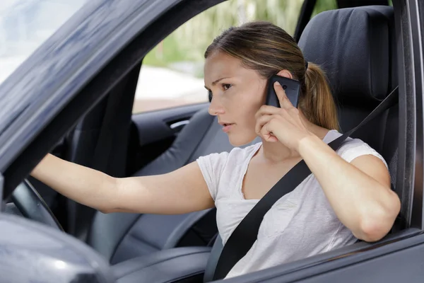 Mulher Motorista Usar Seu Telefone Celular Carro — Fotografia de Stock