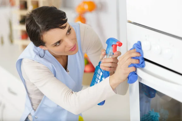 Oung Woman Washes Oven — Stock Photo, Image