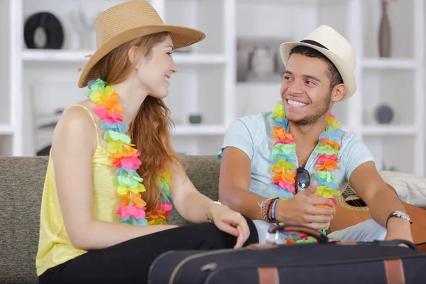 Positives Paar Mit Gepäck Den Urlaub — Stockfoto