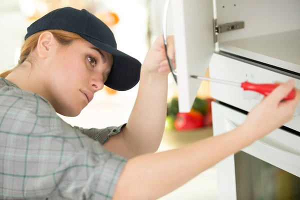Female Plumber Works Cables — Stock Photo, Image
