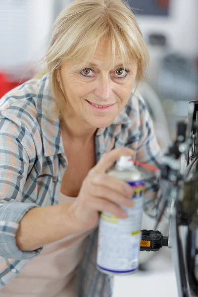 Mulher Oleando Uma Roda Bicicleta Velha — Fotografia de Stock