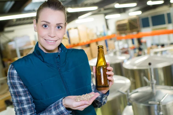 Cervejeira Fêmea Segurando Grãos Cevada Cerveja Fábricas Cervejaria — Fotografia de Stock