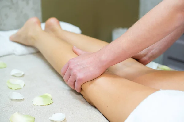 Masajista Masajeando Espalda Una Mujer Piernas —  Fotos de Stock