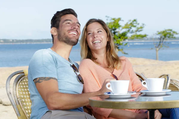 Paar Trinkt Kaffee Der Nähe Des Meeres — Stockfoto