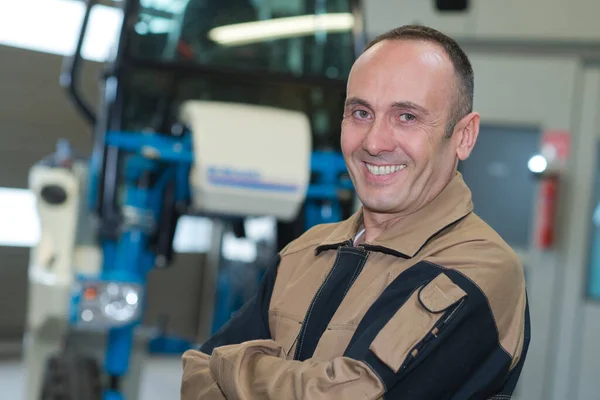 Macho Maduro Trabajador Sonriendo Almacén — Foto de Stock