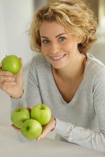 Frau Hält Mehrere Äpfel Den Händen — Stockfoto