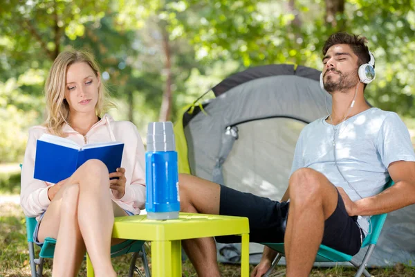 Una Pareja Relajada Naturaleza —  Fotos de Stock