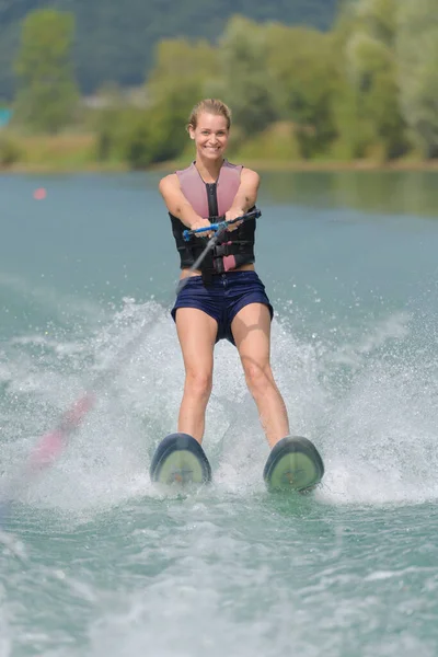 Vue Parfaite Une Femme Sur Ski Nautique — Photo