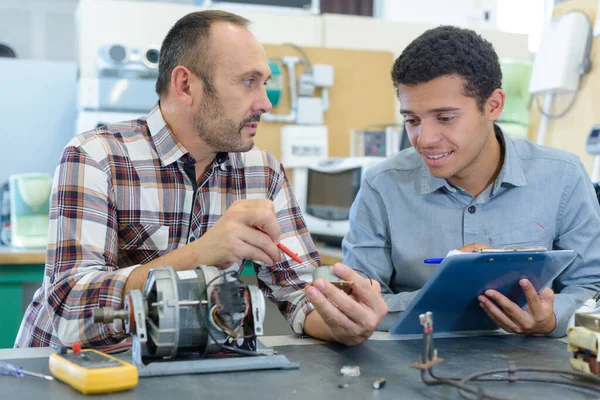 Estudantes Engenharia Que Trabalham Laboratório — Fotografia de Stock