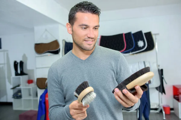 Hombre Comparando Cepillos Caballo — Foto de Stock