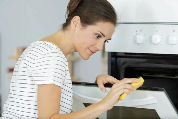 Μια Γυναίκα Εργάτρια Καθαρίζει Φούρνο — Φωτογραφία Αρχείου
