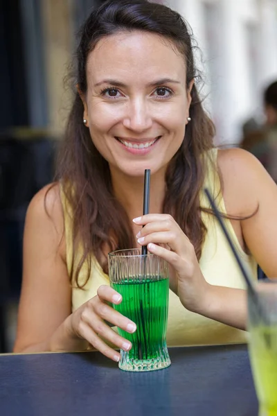 健康微笑的女人喝蔬菜汁 — 图库照片