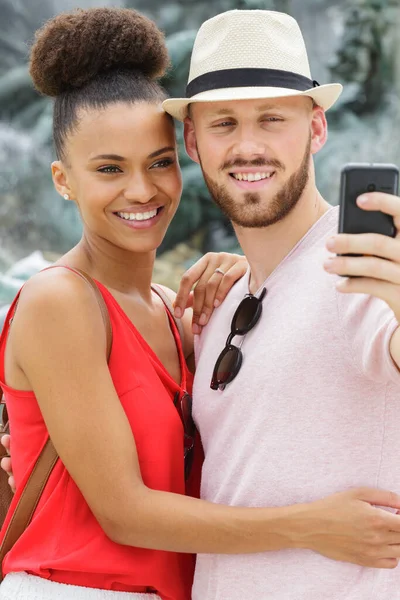 Jeune Couple Pose Pour Vacances Selfie — Photo