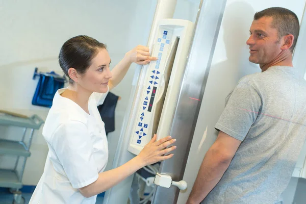 Radiologiste Installant Équipement Pour Balayage — Photo