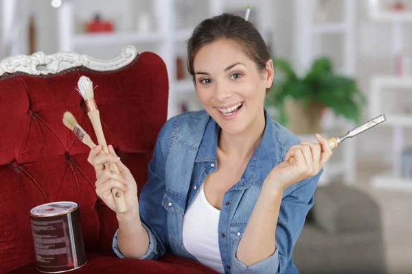 Mulher Feliz Com Pincel Pintura — Fotografia de Stock