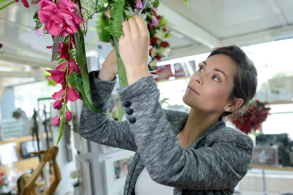 Vrouw Doet Bloemstuk Voor Begrafenis — Stockfoto