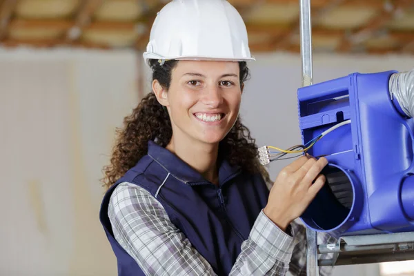Construtor Fêmea Feliz Montando Caixa Ventilação — Fotografia de Stock