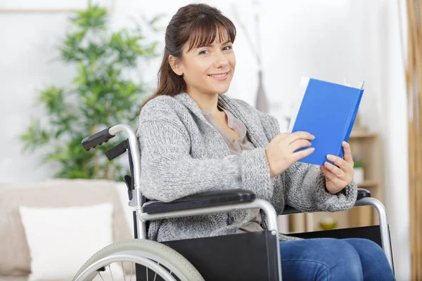 Kobieta Wózku Inwalidzkim Książką — Zdjęcie stockowe