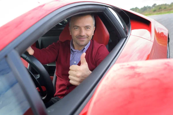 Uomo Fiducioso Alla Guida Una Macchina Rossa — Foto Stock