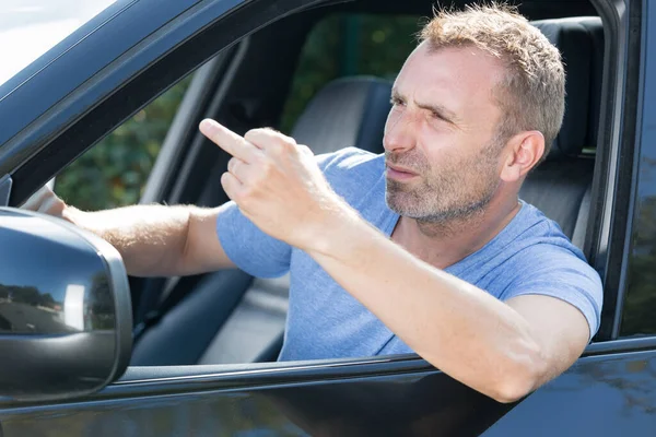 Homem Mostrando Dedo Médio Carro — Fotografia de Stock