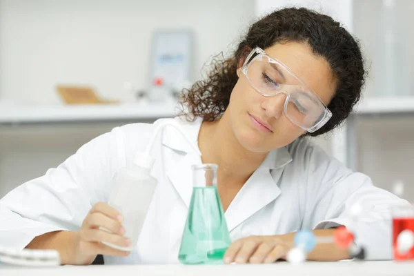 Una Donna Che Lavora Durante Laboratorio Ricerca — Foto Stock