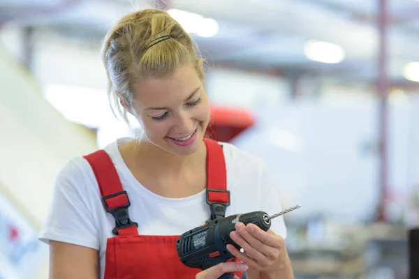 Travailleur Industriel Femme Avec Perceuse — Photo