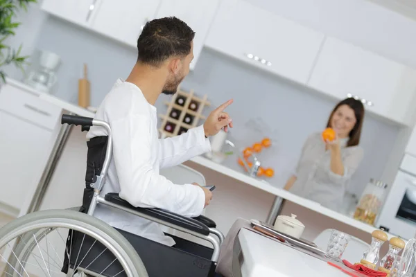 Hombre Discapacitado Feliz Con Esposa Casa —  Fotos de Stock