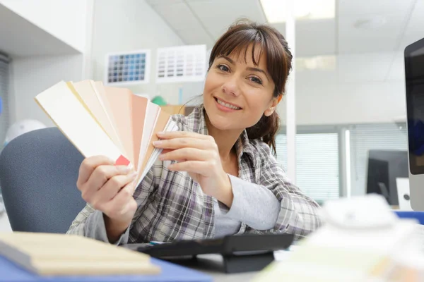 Femme Moderne Utilisant Ordinateur Bureau Tout Travaillant Avec Des Échantillons — Photo