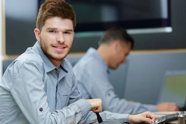 Retrato Del Joven Técnico Ajustando Palanca — Foto de Stock