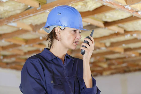 Costruttore Che Parla Walkie Talkie — Foto Stock