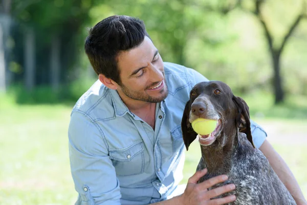 Homme Jouant Avec Son Chien — Photo