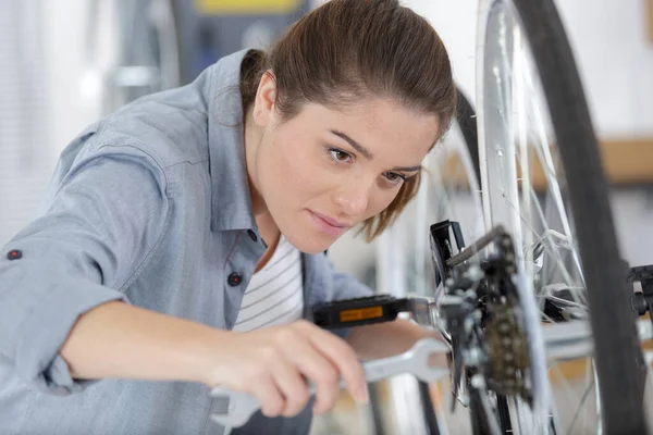 Ung Glad Positiv Kvinna Mästare Reparerar Cykel Verkstad — Stockfoto