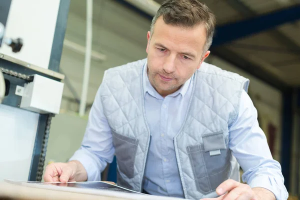 Ouvrier Dans Usine Devant Machine — Photo