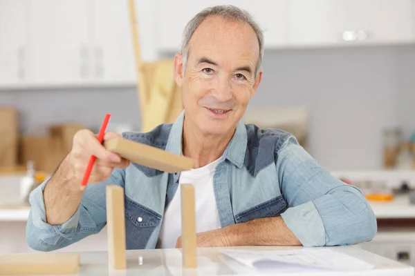 Homme Âgé Faisant Bricolage — Photo