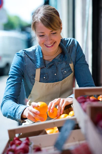 Supermarket Worker Apron Arranging Fruits — Stockfoto