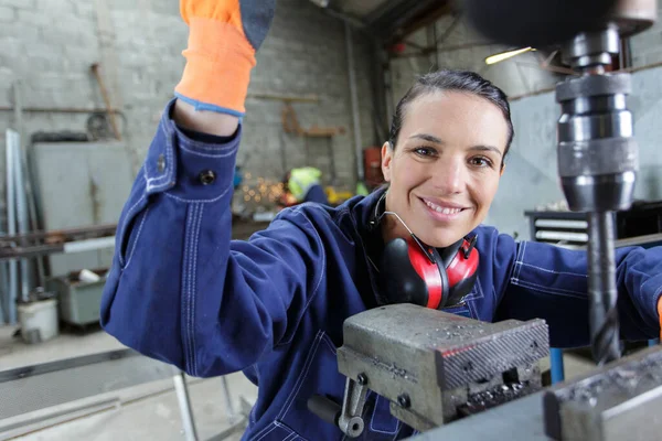 Kobiece Inżynier Przy Użyciu Wiertła Fabryce — Zdjęcie stockowe