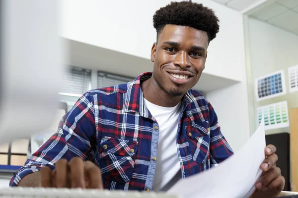 Porträtt Framgångsrik Ung Man Student Ler Mot Kameran — Stockfoto