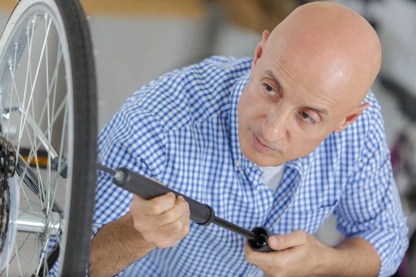 Homem Inflando Pneus Bicicleta — Fotografia de Stock