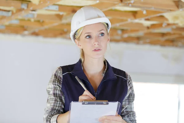 Portrait Lady Holding Clipboard Indoors — Stockfoto