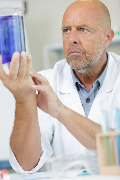 Close Male Researcher Holding Flask Blue Liquid — Stock Photo, Image
