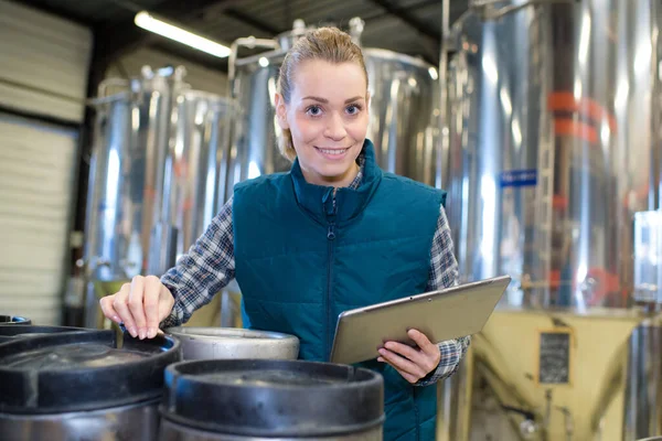 Mujer Trabajadora Sosteniendo Tableta Digital Por Barriles Cerveza — Foto de Stock