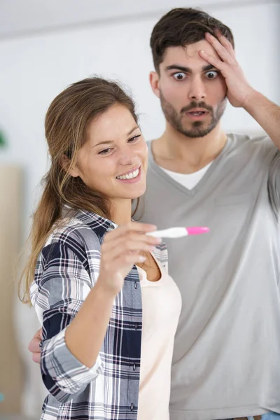 Uomo Non Pronto Controllare Test Gravidanza Con Moglie Eccitata — Foto Stock