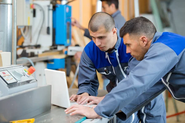 Zwei Ingenieure Schauen Sich Laptop Werkstatt — Stockfoto