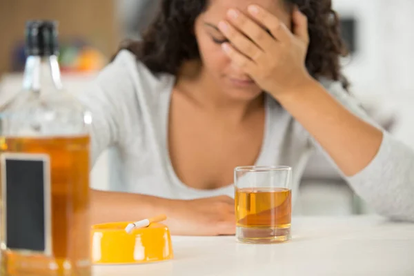 Depressieve Vrouw Met Glas Whisky Sigaret — Stockfoto