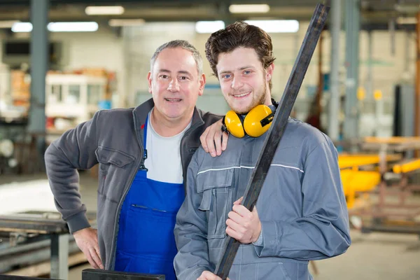 Hombre Como Aprendiz Trabaja Equipo Juntos Fábrica Metalurgia — Foto de Stock