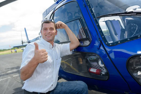Hombre Feliz Con Los Pulgares Arriba Lado Del Helicóptero —  Fotos de Stock