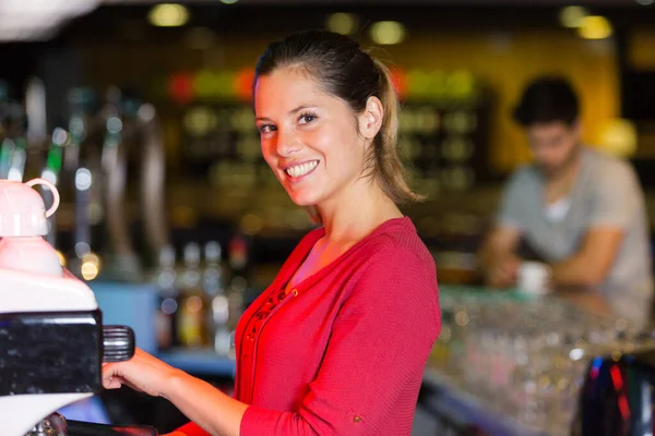 Bardaki Güzel Barmen — Stok fotoğraf