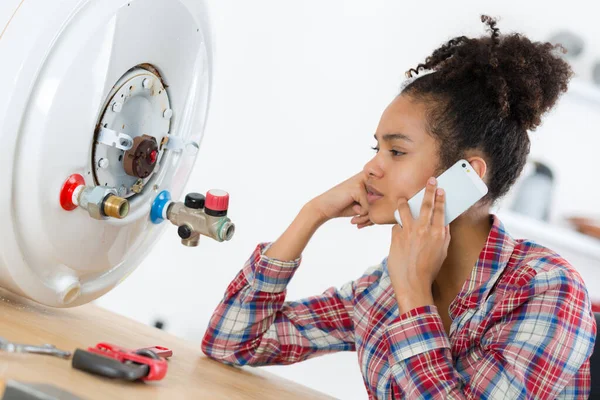 Mujer Teléfono Cerca Del Panel Control Caldera —  Fotos de Stock