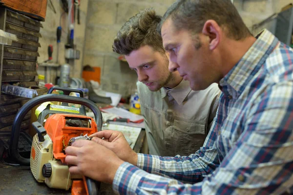 Mensch Und Lehrling Nutzen Maschine Zum Holzschneiden — Stockfoto